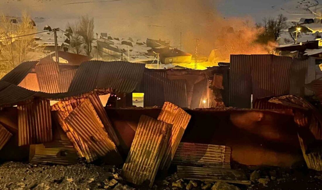 Erzurum’un Tekman ilçesinde çıkan yangında 3 ev kullanılamaz hale geldi.