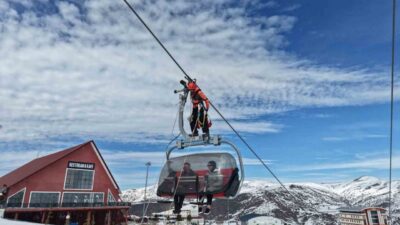 Sivas’taki Yıldızdağı Kış Sporları Turizm Merkezi’nde gerçekleştirilen kurtarma tatbikatı gerçeğini