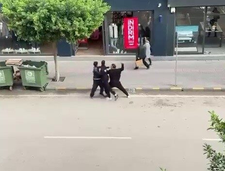 Hatay’da kargo dağıtıcısı ile vatandaş arasında çıkan ‘telefonumun ekranına baktın’