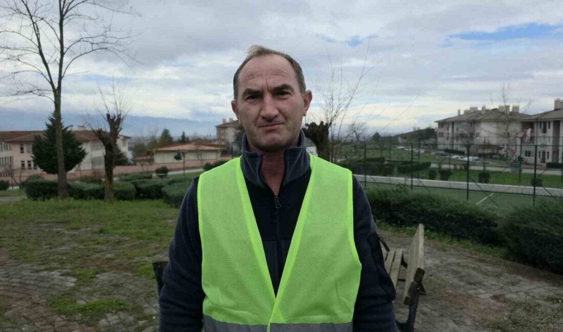 DÜZCE (İHA) – Düzce’de park ve bahçelerde çalışan bir temizlik