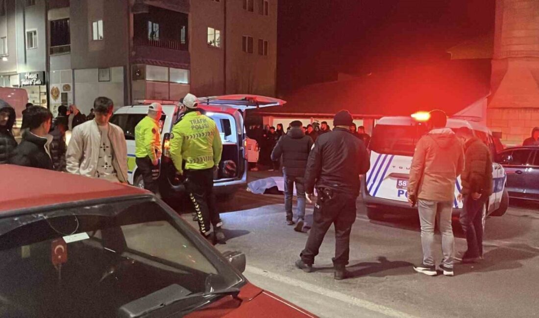 Sivas’ta teravih namazı için yolun karşısına geçmeye çalışan gelin ve