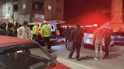 Sivas’ta teravih namazı için yolun karşısına geçmeye çalışan gelin ve