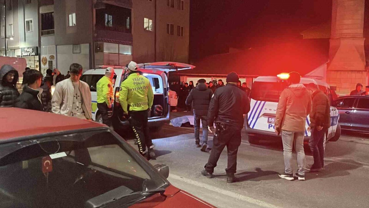 Sivas’ta teravih namazı için yolun karşısına geçmeye çalışan gelin ve