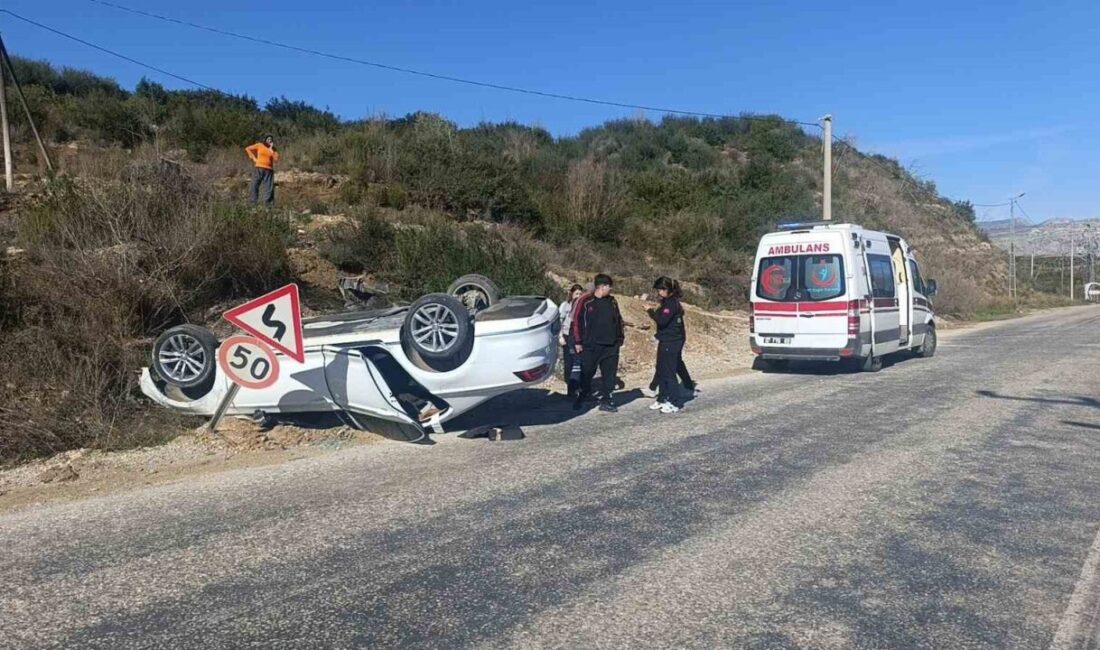 Antalya’nın Manavgat ilçesinde yol kenarındaki tümseğe çarparak ters dönen otomobilin