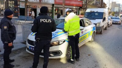 Adıyaman’da ters yönden ilerlediği tespit edilen bir araca, sürücünün polis