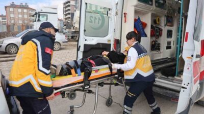 Elazığ’da ters yöne giren kamyonet, öğrenci servisine çarptı. Kazada serviste