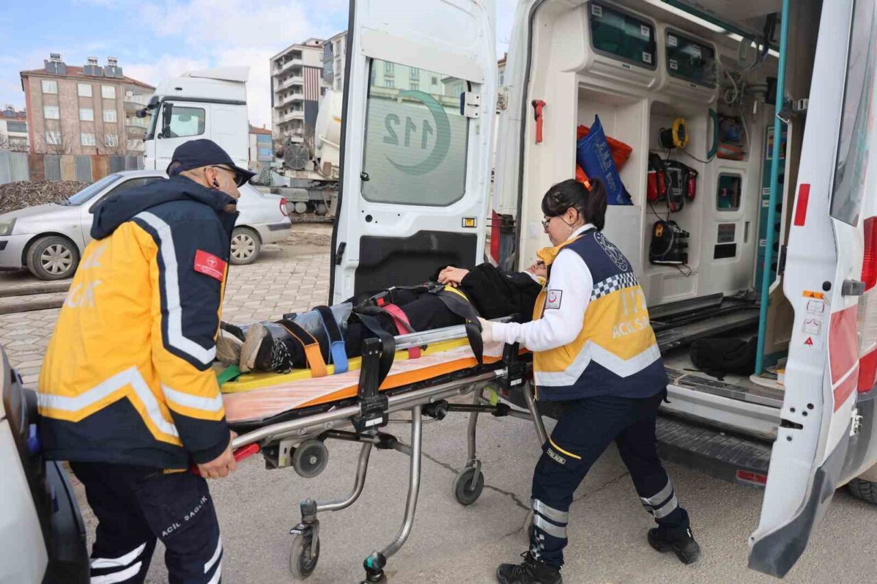 Elazığ’da ters yöne giren kamyonet, öğrenci servisine çarptı. Kazada serviste