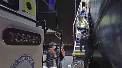 Muğla’nın Fethiye ilçesi açıklarında seyreden ticari gemide yaralanan vatandaşa tıbbi