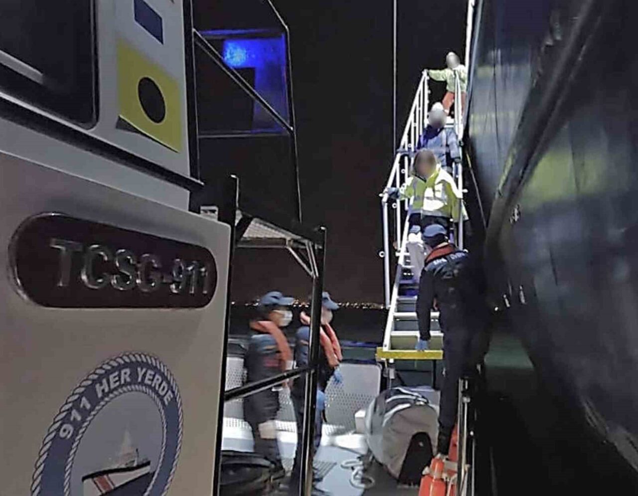 Muğla’nın Fethiye ilçesi açıklarında seyreden ticari gemide yaralanan vatandaşa tıbbi