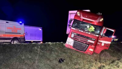 Edirne Hamzabeyli Sınır Kapısı yolunda kontrolden çıkan tır, şarampolün eşiğinde