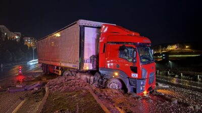 Manisa’nın Kula ilçesinde yağışlı havanın da etkisiyle kayganlaşan yolda sürücüsünün