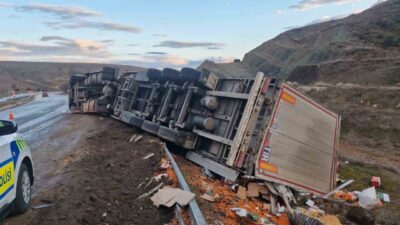 Çorum’un Alaca ilçesinde tırın şarampole devrilmesi neticesinde meydana gelen kazada