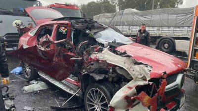 Aydın-İzmir Otoyolu’nda seyir halindeyken tıra arkadan çarpan lüks otomobil hurdaya