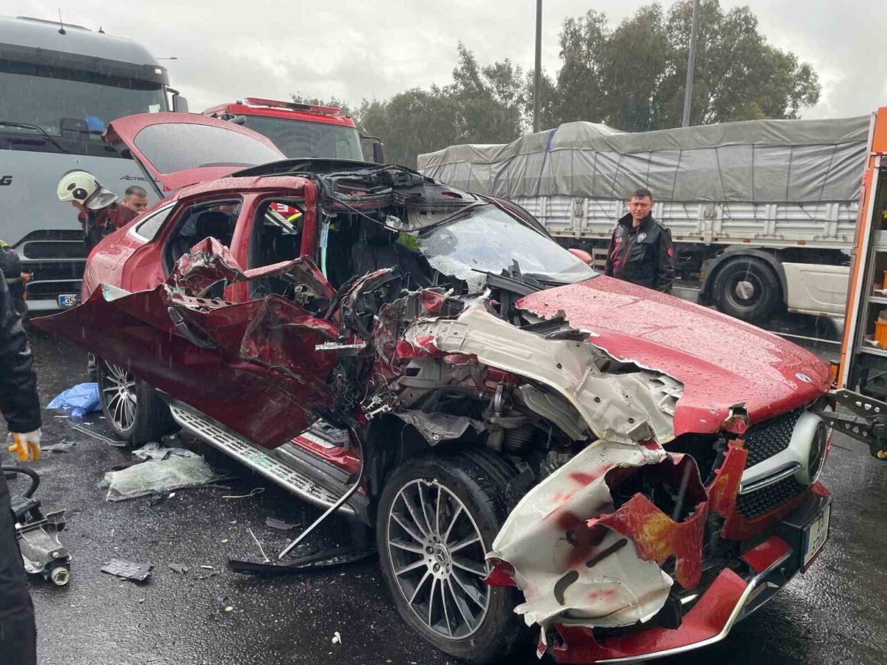 Aydın-İzmir Otoyolu’nda seyir halindeyken tıra arkadan çarpan lüks otomobil hurdaya