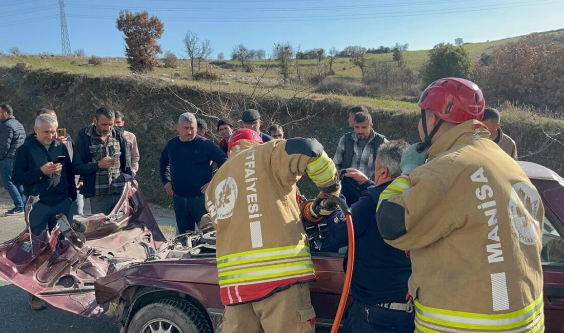 Manisa’nın Kula ilçesinde tıra arkadan çarpan otomobilin hurdaya döndüğü kazada,