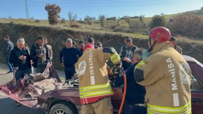 Manisa’nın Kula ilçesinde tıra arkadan çarpan otomobilin hurdaya döndüğü kazada,