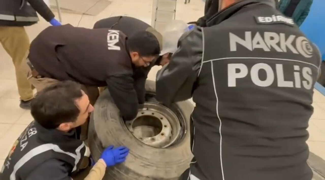 Edirne’de polis ekiplerince gerçekleştirilen başarılı operasyonda, Hamzabeyli Gümrük Kapısı’nda tırın