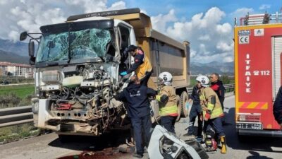 Hatay’da tır ile çarpışan hafriyat kamyonunun sürücüsü yaralandı. Kaza; Gaziantep