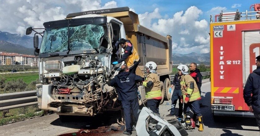 Hatay’da tır ile çarpışan hafriyat kamyonunun sürücüsü yaralandı. Kaza; Gaziantep