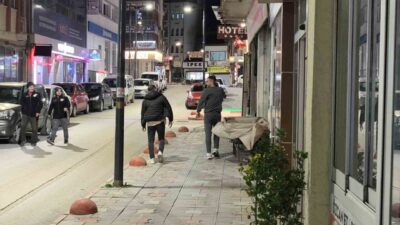 Tokat’ta etkili olan fırtına bir ağacı devirirken, kaldırımdan geçen bir