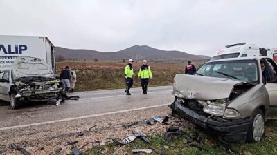 Tokat’ın Zile ilçesinde iki otomobilin kafa kafaya çarpıştığı kazada 1’i