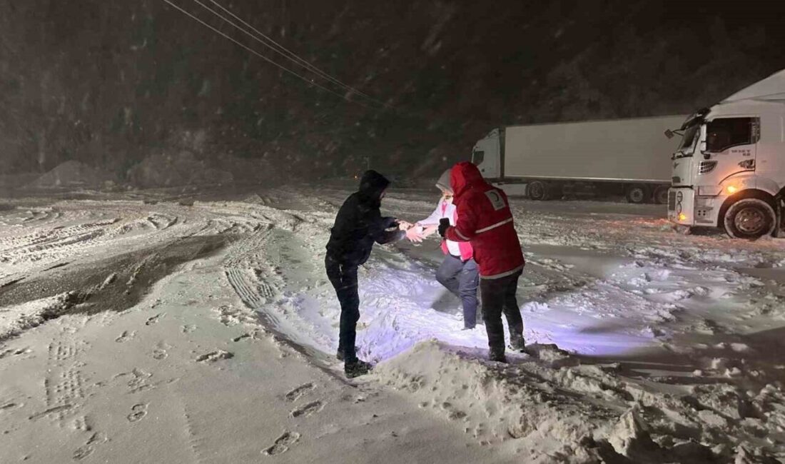 Tokat’ta kar nedeniyle Tokat-Sivas Karayolu Çamlıbel’de mahsur kalan sürücülerin yardımına