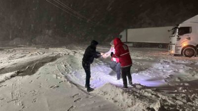 Tokat’ta kar nedeniyle Tokat-Sivas Karayolu Çamlıbel’de mahsur kalan sürücülerin yardımına