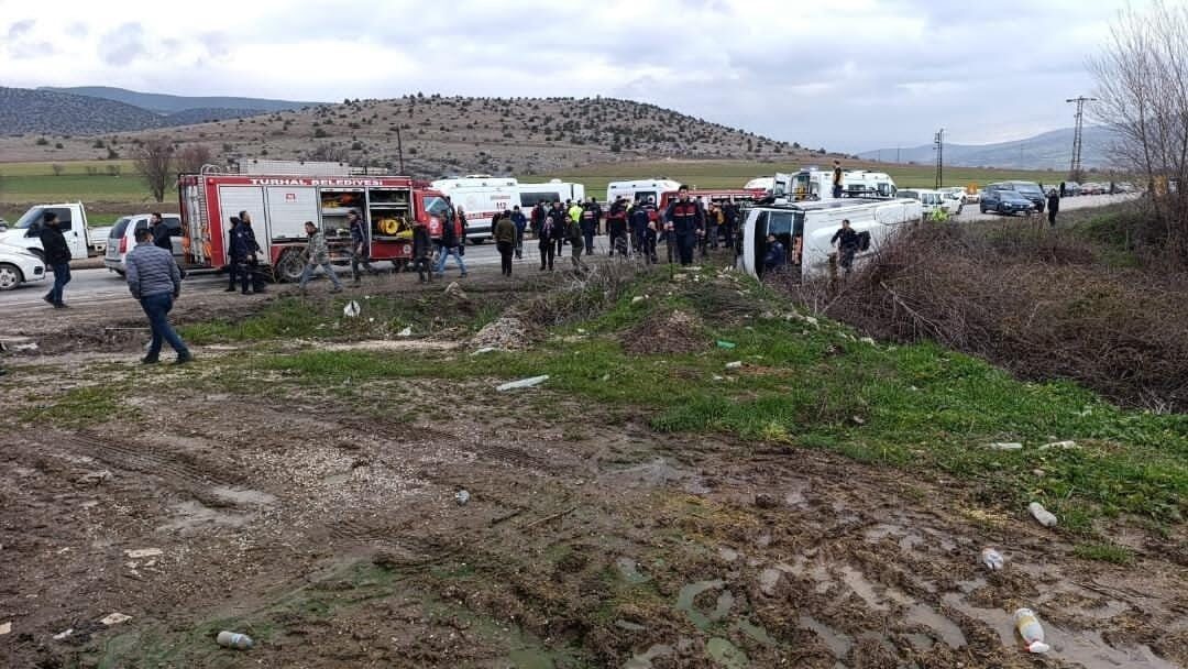 Tokat’ta öğrenci servisi ile otomobilin çarpıştığı kazada 6 öğrenci yaralandı.