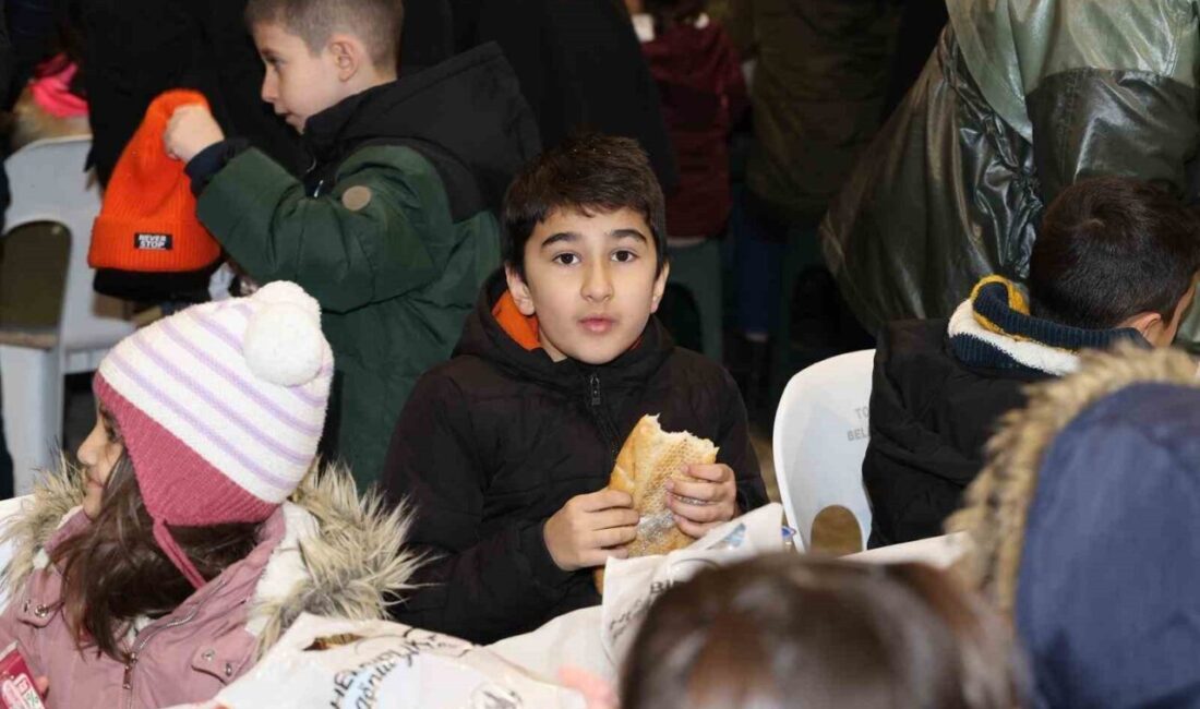 Tokat Belediyesi’nin Ramazan Etkinlik Çadırı’nda düzenlediği “Tekne Orucum” programında yüzlerce