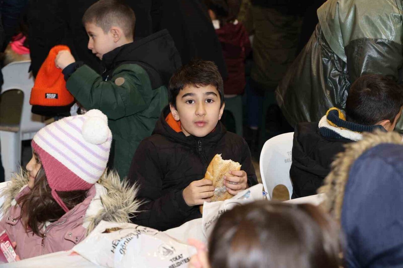 Tokat Belediyesi’nin Ramazan Etkinlik Çadırı’nda düzenlediği “Tekne Orucum” programında yüzlerce