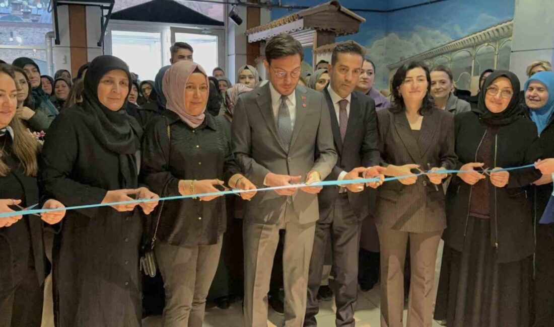 Tokat Belediyesi Şehir Müzesi’nde açılan BELMEK Sanat Günleri Çini Sergisi’nde