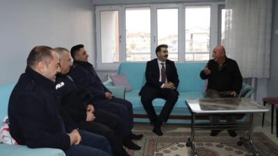 Tomarza Kaymakamı Selim Eser, ilçe protokolüyle birlikte Kıbrıs Gazisi Davut’u