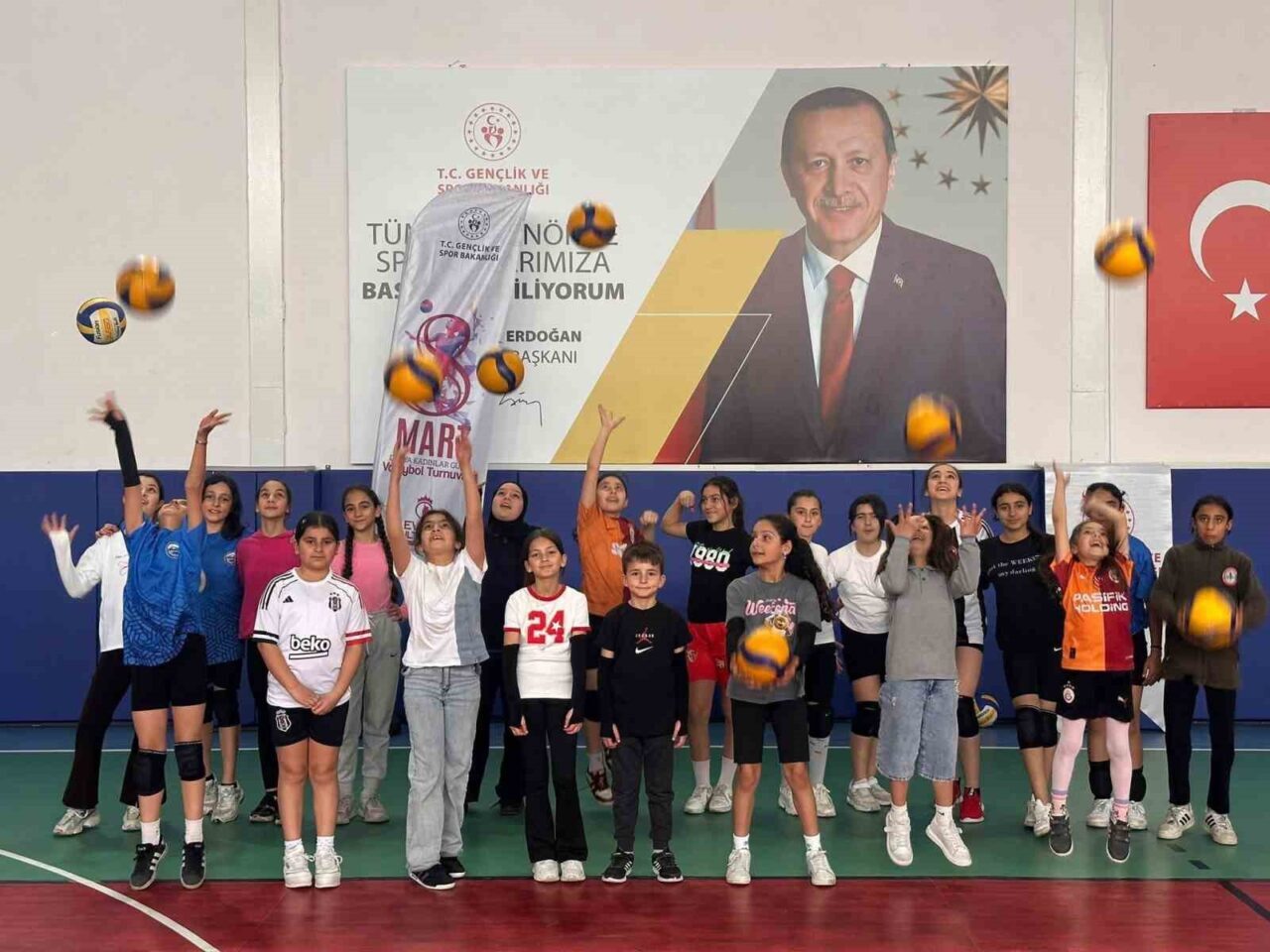 Tomarza Gençlik ve Spor İlçe Müdürlüğü bünyesinde yürütülen voleybol kursları