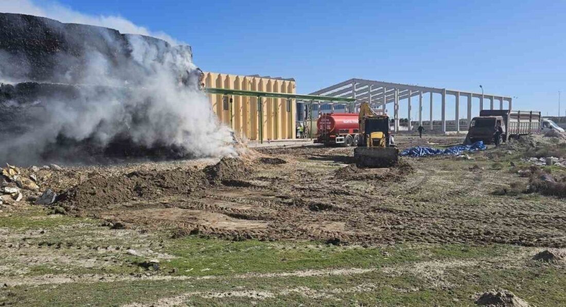 Konya’nın Karapınar ilçesinde boş arazide bulunan tonlarca mısır balyası henüz