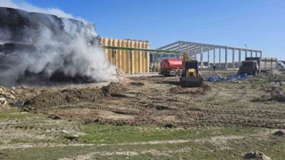 Konya’nın Karapınar ilçesinde boş arazide bulunan tonlarca mısır balyası henüz