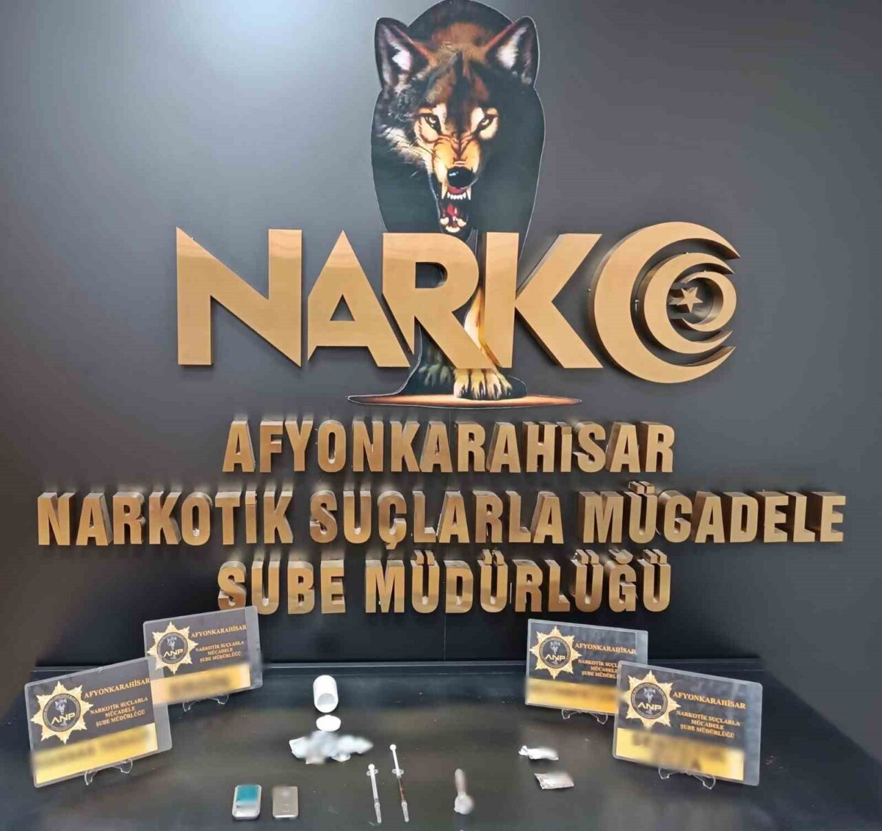 Afyonkarahisar’da polis tarafından torbacı diye adlandırılan uyuşturucu satıcılarına yönelik yapılan