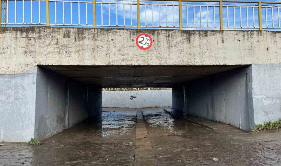 İzmir’in Torbalı ilçesinde sağanak yağış sonrası suyla dolan alt geçitte