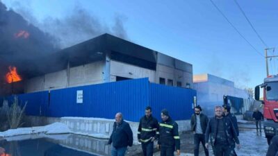 İzmir’in Torbalı ilçesindeki bir geri dönüşüm fabrikasında çıkan yangın bitişikteki