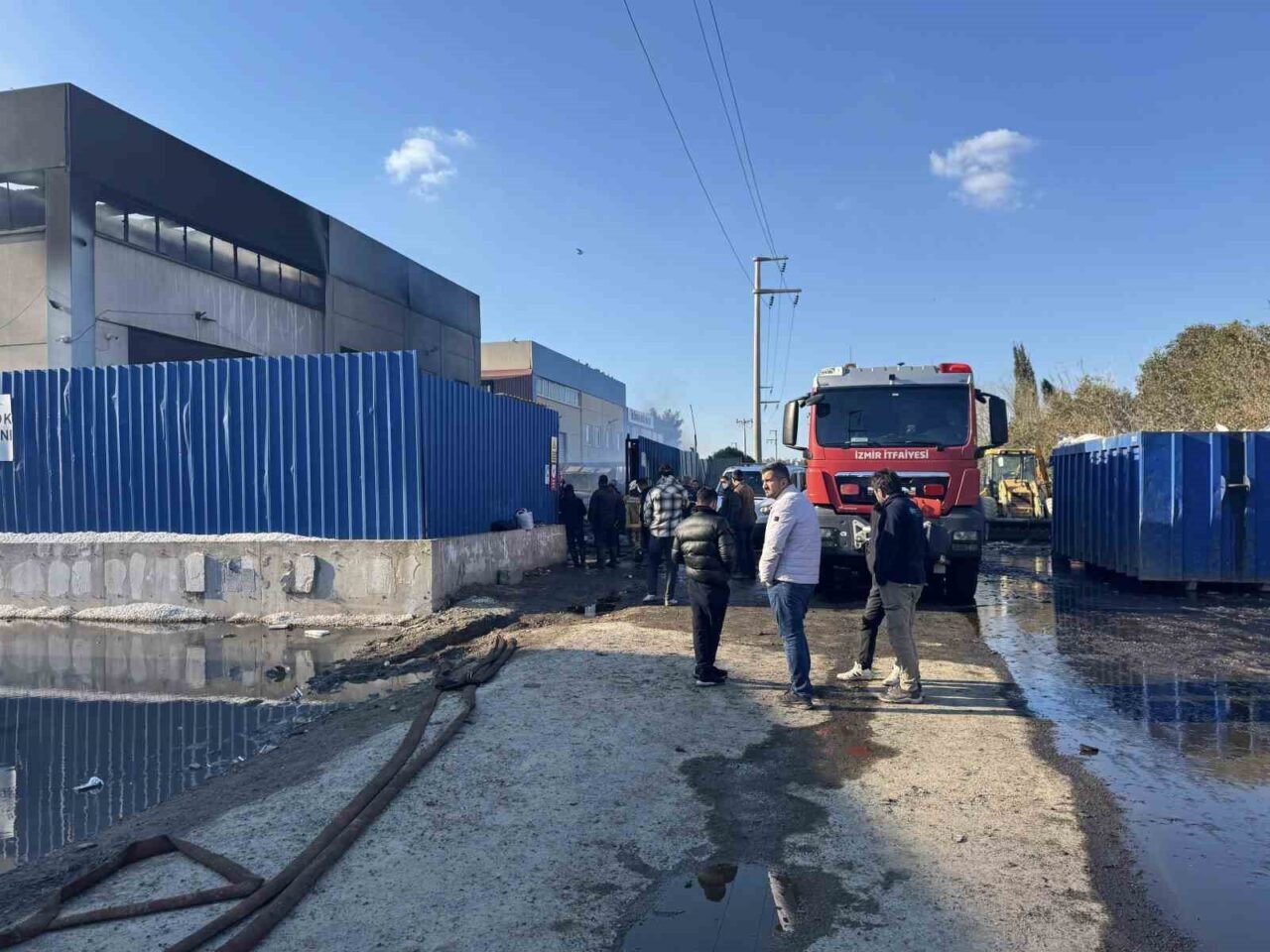 İzmir’in Torbalı ilçesindeki bir geri dönüşüm fabrikasında çıkan ve yanındaki