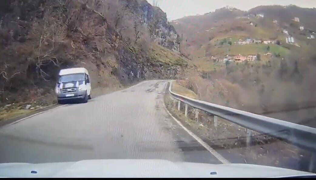 Trabzon’un Şalpazarı ilçesinde bir öğrenci servisi yolda kontrolden çıkarak karşı