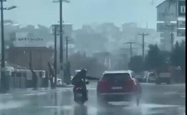 Denizli’de, seyir halindeki otomobile ayağıyla müdahale ederek trafik güvenliğini tehlikeye