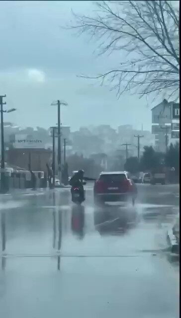 Denizli’de, seyir halindeki otomobile ayağıyla müdahale ederek trafik güvenliğini tehlikeye
