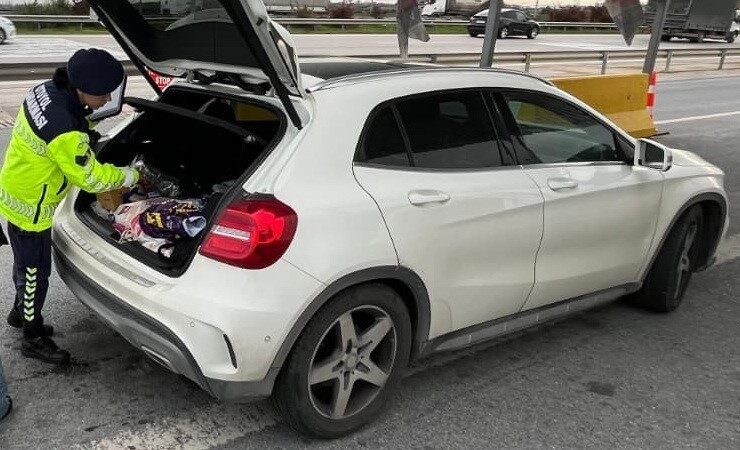 Mersin’de otoyolda trafik uygulaması yapan jandarma ekipleri başkasında ait sahte