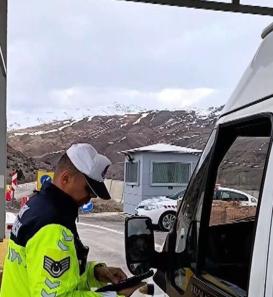 Erzincan İl Jandarma Komutanlığı ekiplerince, otobüsler ve toplu taşıma araçlarının