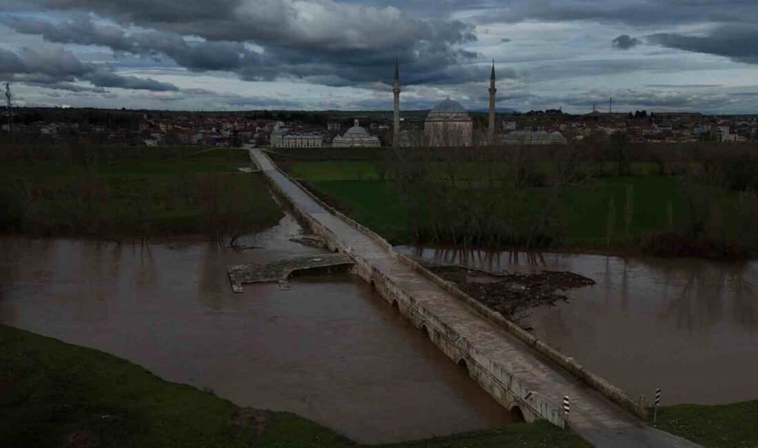Edirne’de yağışların ardından Tunca Nehri çevresindeki menfez kapakları ve pompa