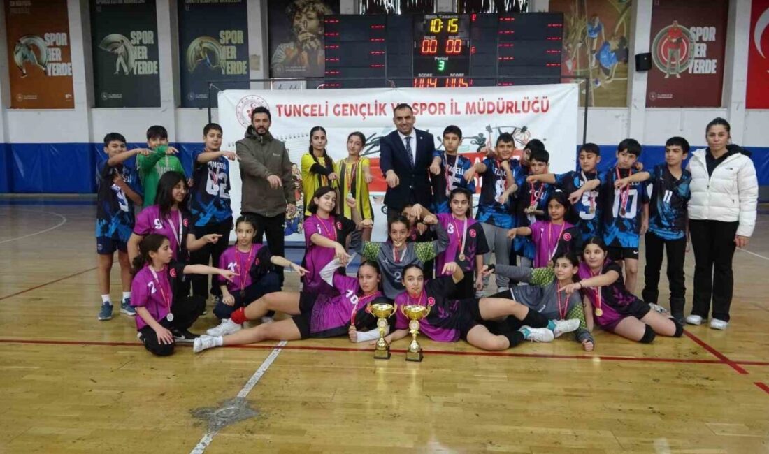 Hürriyet Ortaokulu Küçükler hentbolda kız ve erkek takımlarıyla şampiyon oldu.