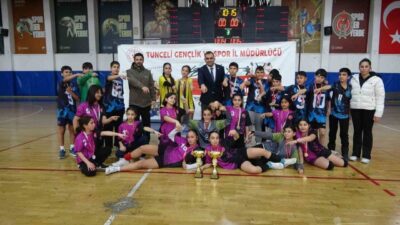 Hürriyet Ortaokulu Küçükler hentbolda kız ve erkek takımlarıyla şampiyon oldu.