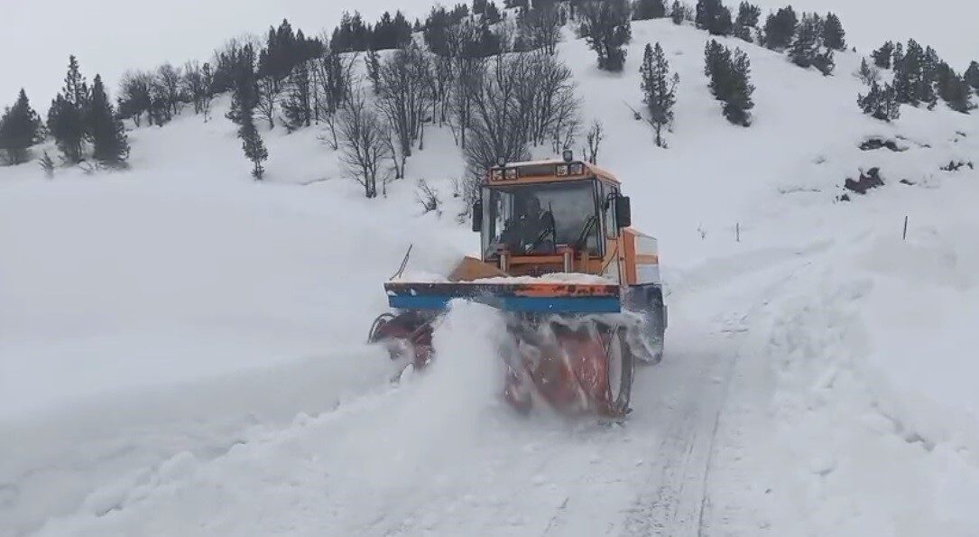 Tunceli İl Özel İdaresi ekipleri, beklenen kar yağışı öncesinde köy