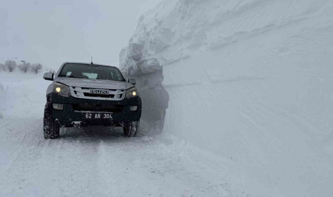 Tunceli’de İl Özel İdaresi ekipleri, ulaşıma kapanan köy yollarını açmak
