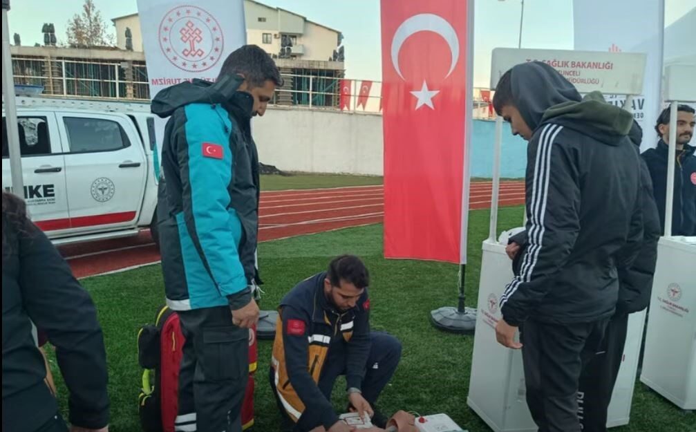 Tunceli’de “Ramazanda Sağlık Programı” kapsamında, Atatürk Stadyumu’nda kurulan bilgilendirme standında